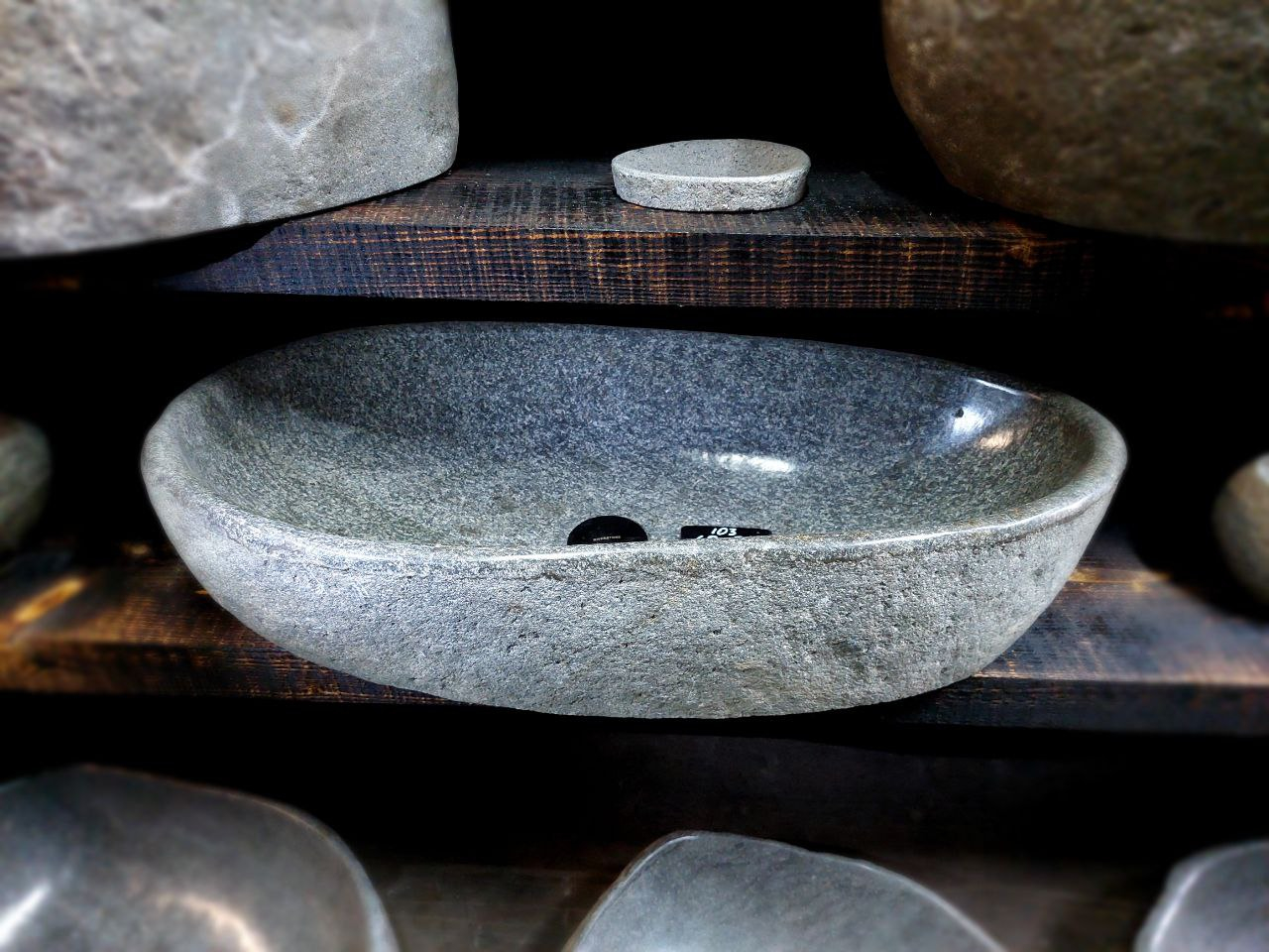 Раковина из речного камня