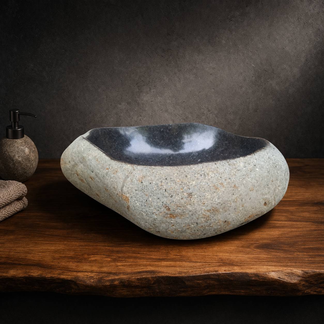 Асимметричная раковина из камня