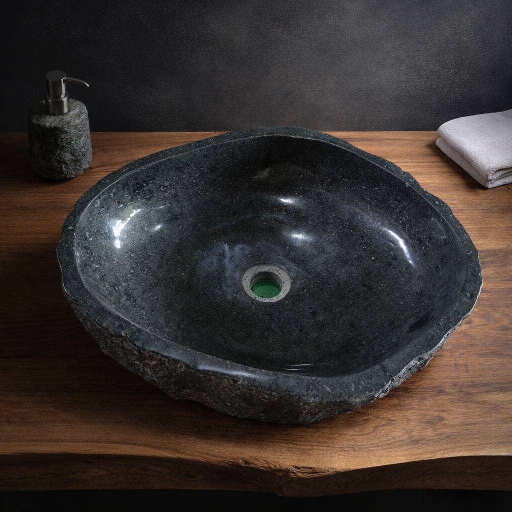 Овальная раковина из речного камня