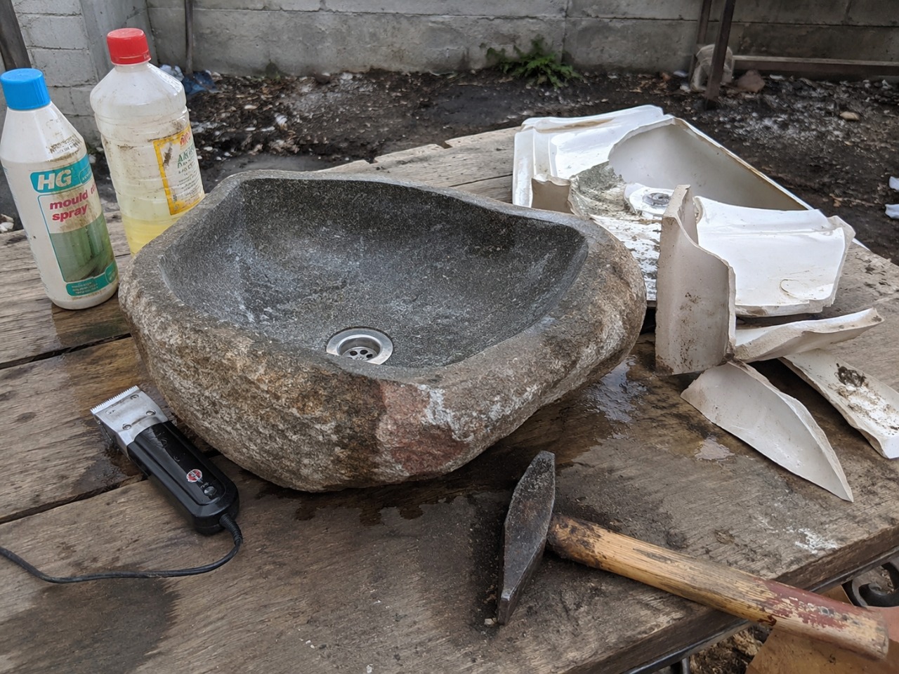 Натуральная каменная раковина крупным планом